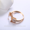 Forme la perla cristalina del anillo de la joyería con el anillo cúbico del zircon de la galjanoplastia de oro para casarse